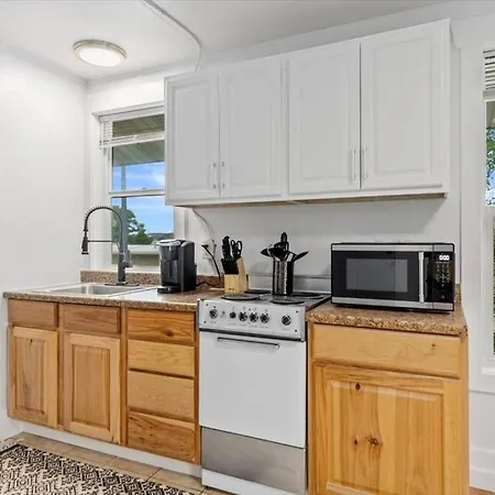 Unit 8: Lovely Updated Apartment!